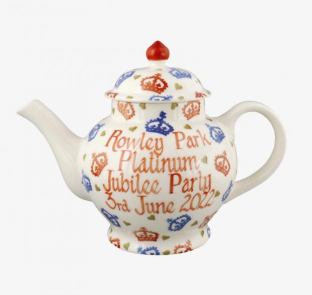 Denbighshire Free Press: Personalised Platinum Jubilee 4 Mug Teapot (Emma Bridgewater)