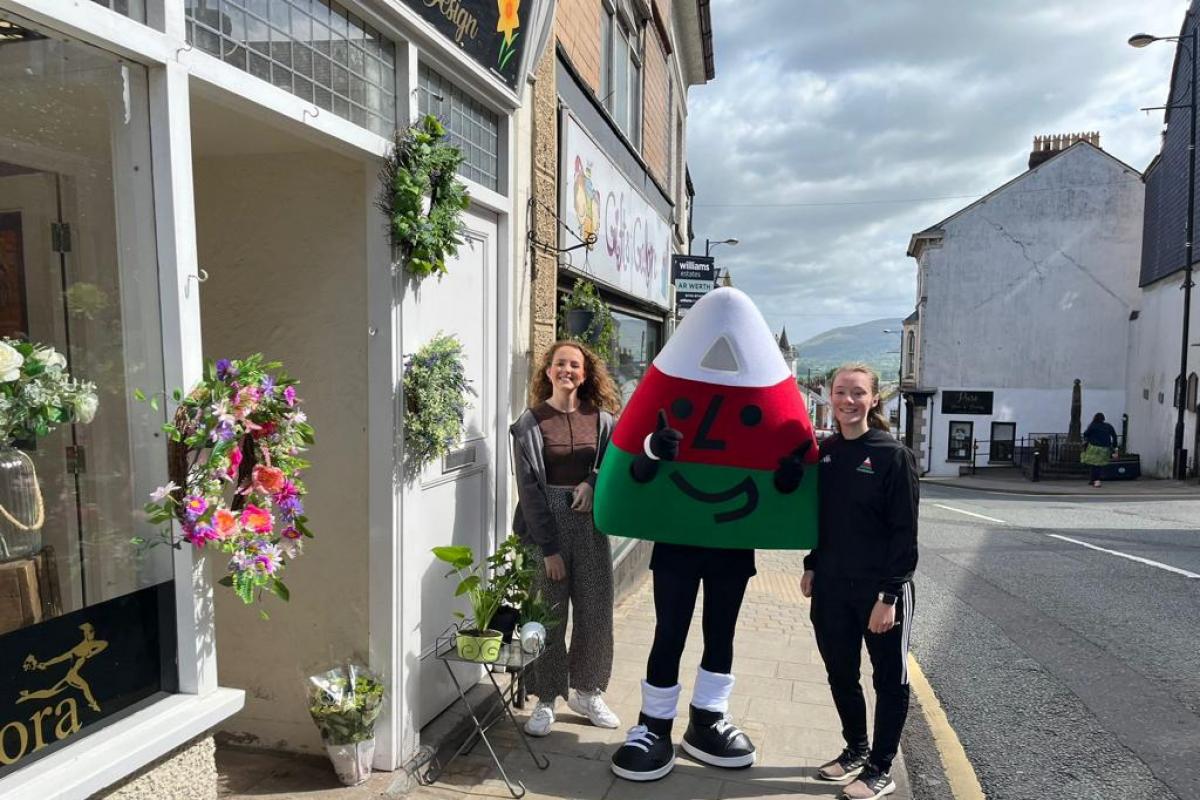Mr Urdd out and about!