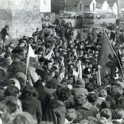 Cymdeithas yr Iaith’s rally outside the castle walls on Slate Quay, Caernarfon on St David’s Day 1969. Geoff Charles (with the permission of the National Library of Wales)